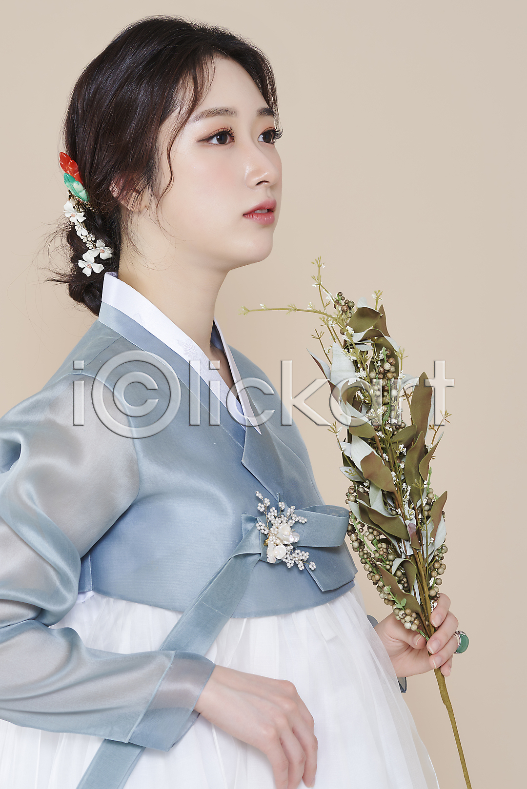 청순 20대 성인 성인여자한명만 여자 한국인 한명 옆모습 포토 국내포토 들기 베이지색배경 뷰티 상반신 스튜디오촬영 식물 실내 응시 의료성형뷰티 저고리 차분 한복