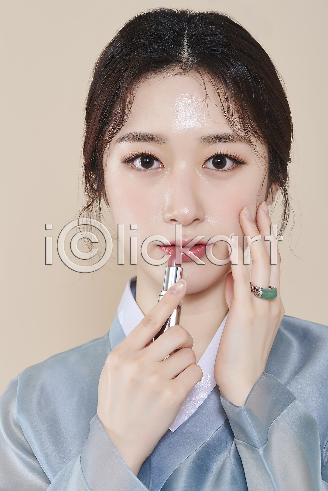 청순 20대 성인 성인여자한명만 여자 한국인 한명 앞모습 포토 국내포토 들기 립스틱 베이지색배경 뷰티 상반신 손짓 스튜디오촬영 실내 응시 의료성형뷰티 저고리 차분 한복 화장 화장품