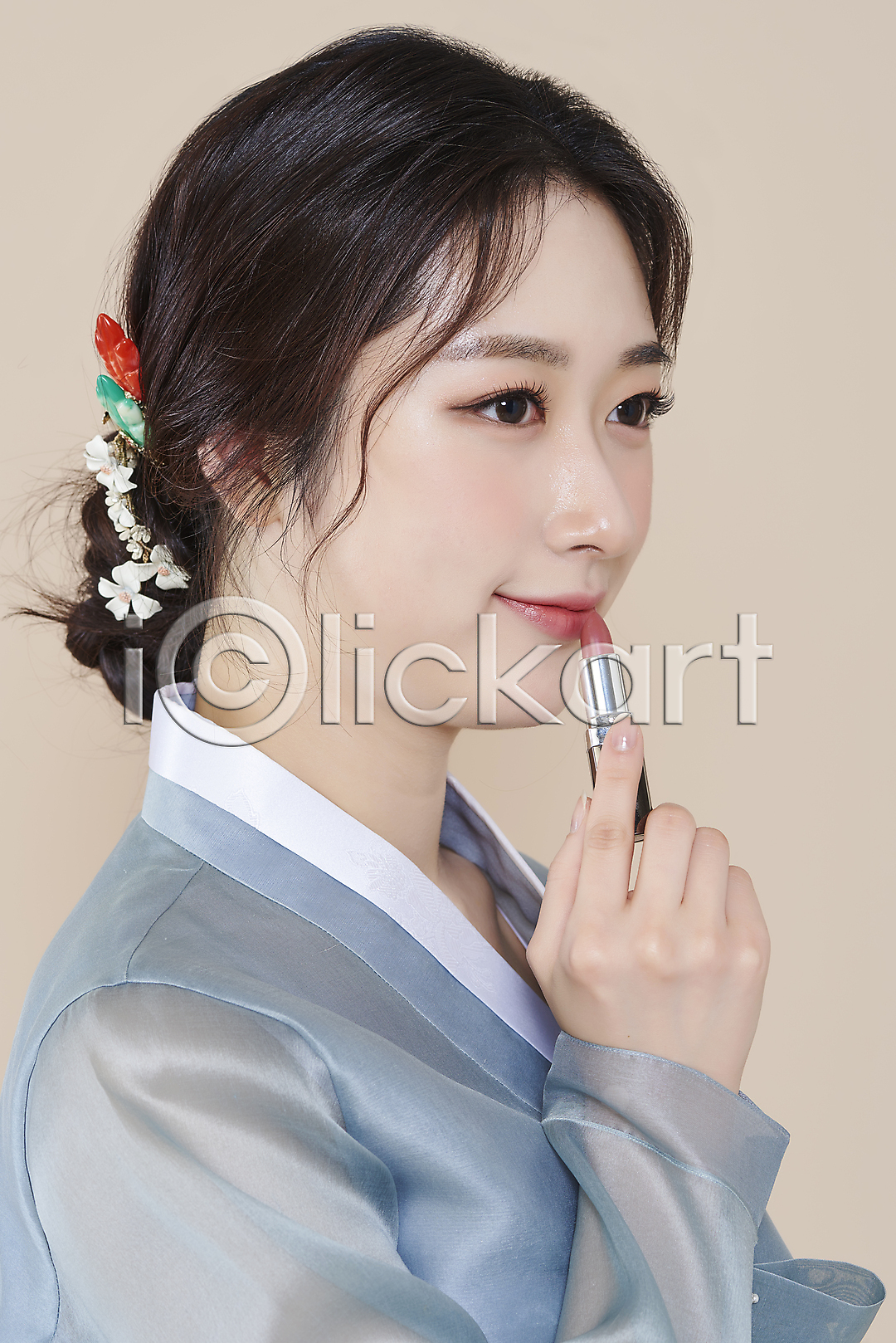 청순 20대 성인 성인여자한명만 여자 한국인 한명 옆모습 포토 국내포토 들기 립스틱 미소(표정) 베이지색배경 뷰티 상반신 스튜디오촬영 실내 응시 의료성형뷰티 저고리 차분 한복 화장 화장품