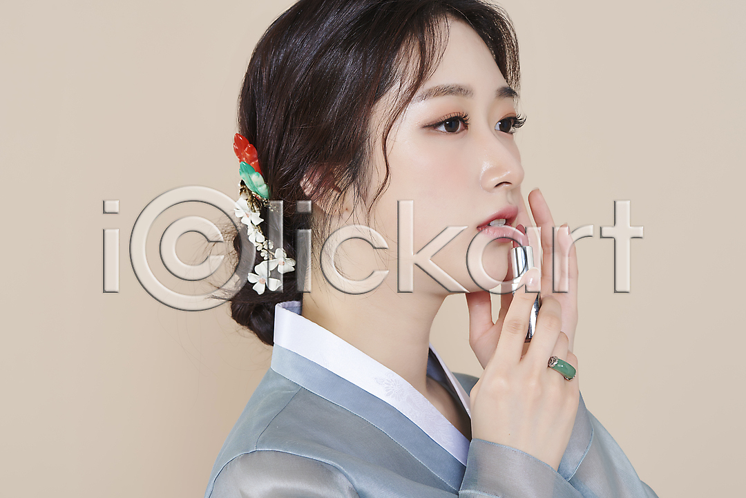 청순 20대 성인 성인여자한명만 여자 한국인 한명 옆모습 포토 국내포토 들기 립스틱 베이지색배경 뷰티 상반신 손짓 스튜디오촬영 실내 응시 의료성형뷰티 저고리 차분 한복 화장 화장품