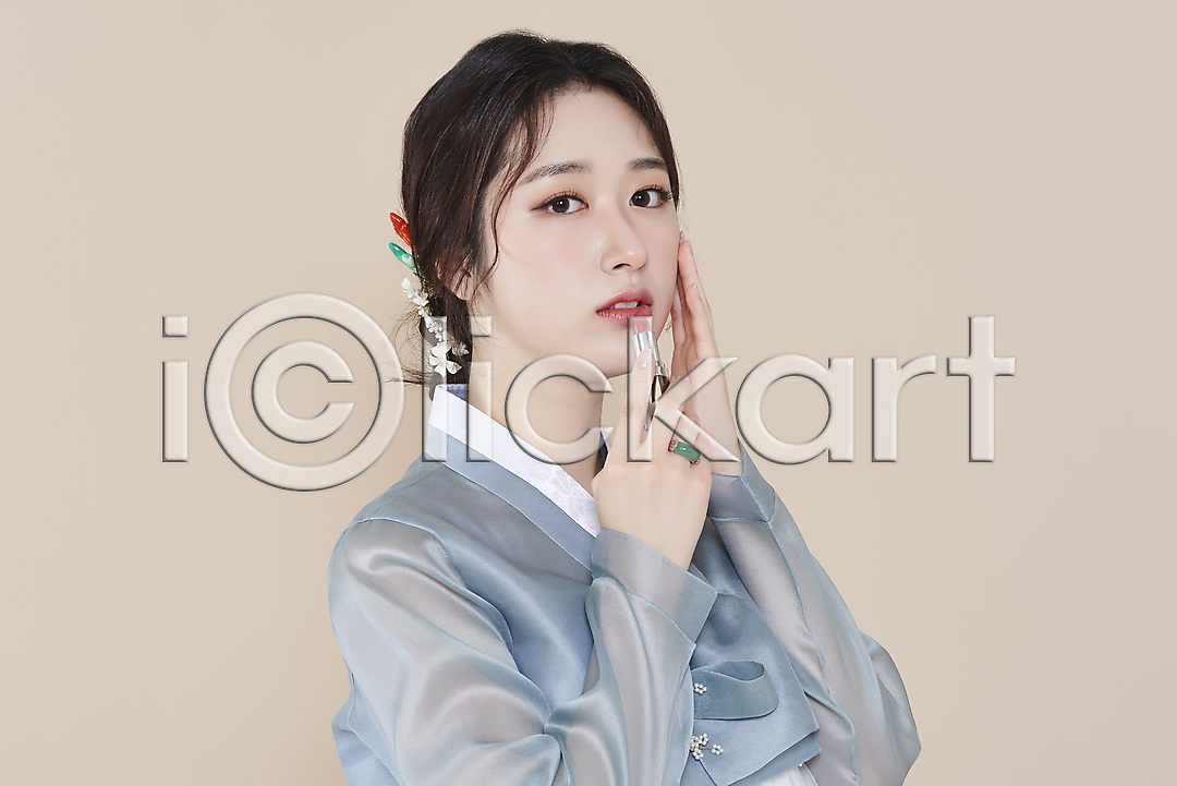 청순 20대 성인 성인여자한명만 여자 한국인 한명 옆모습 포토 국내포토 들기 립스틱 베이지색배경 뷰티 상반신 손짓 스튜디오촬영 실내 응시 의료성형뷰티 저고리 차분 한복 화장 화장품
