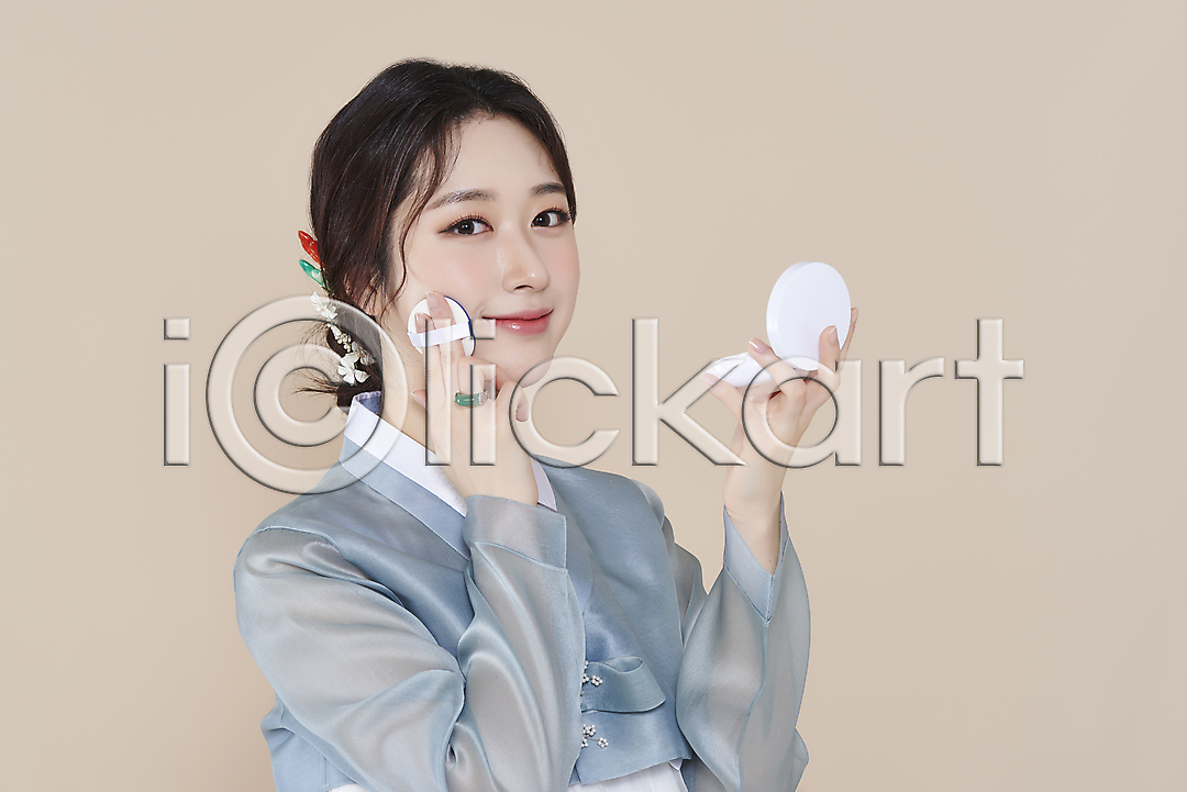 청순 20대 성인 성인여자한명만 여자 한국인 한명 옆모습 포토 국내포토 들기 바르기 베이지색배경 뷰티 상반신 스튜디오촬영 실내 응시 의료성형뷰티 저고리 차분 파우더팩트 한복 화장 화장품