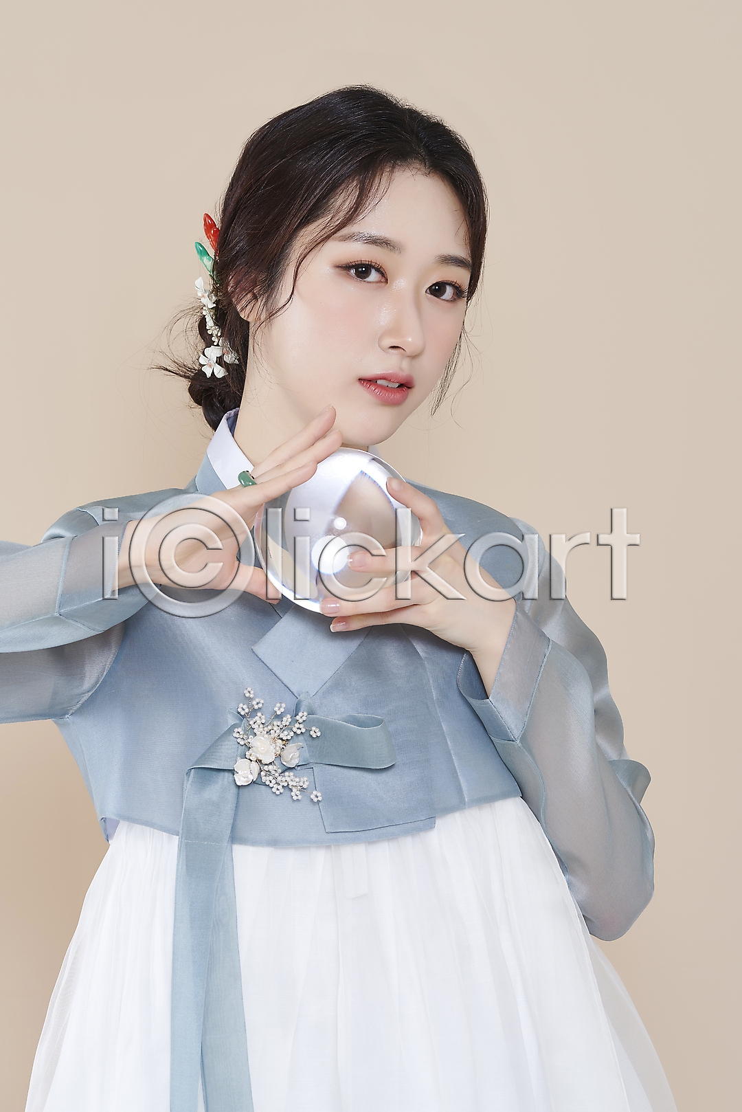 청순 20대 성인 성인여자한명만 여자 한국인 한명 앞모습 포토 국내포토 들기 베이지색배경 뷰티 상반신 스튜디오촬영 실내 유리구슬 응시 의료성형뷰티 저고리 차분 한복