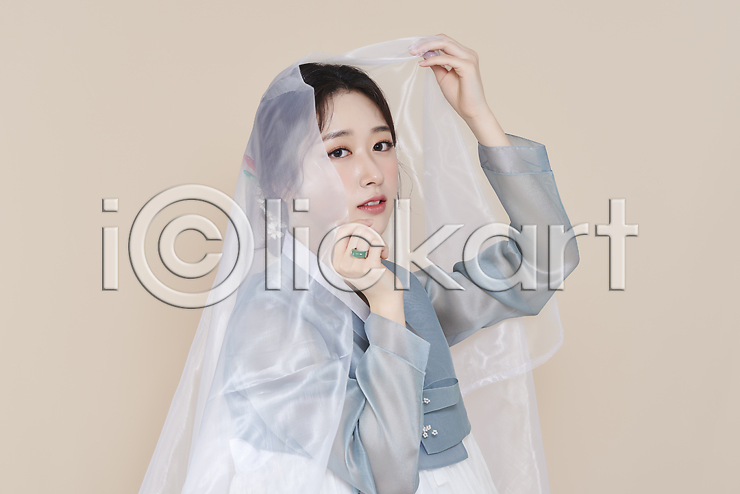청순 20대 성인 성인여자한명만 여자 한국인 한명 옆모습 포토 국내포토 들기 베이지색배경 뷰티 상반신 스튜디오촬영 실내 응시 의료성형뷰티 저고리 차분 천(직물) 한복