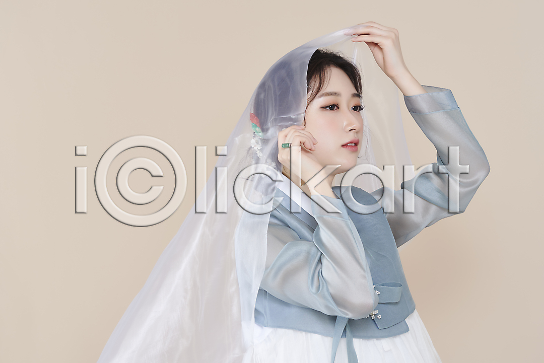 청순 20대 성인 성인여자한명만 여자 한국인 한명 옆모습 포토 국내포토 들기 베이지색배경 뷰티 상반신 스튜디오촬영 실내 응시 의료성형뷰티 저고리 차분 천(직물) 한복