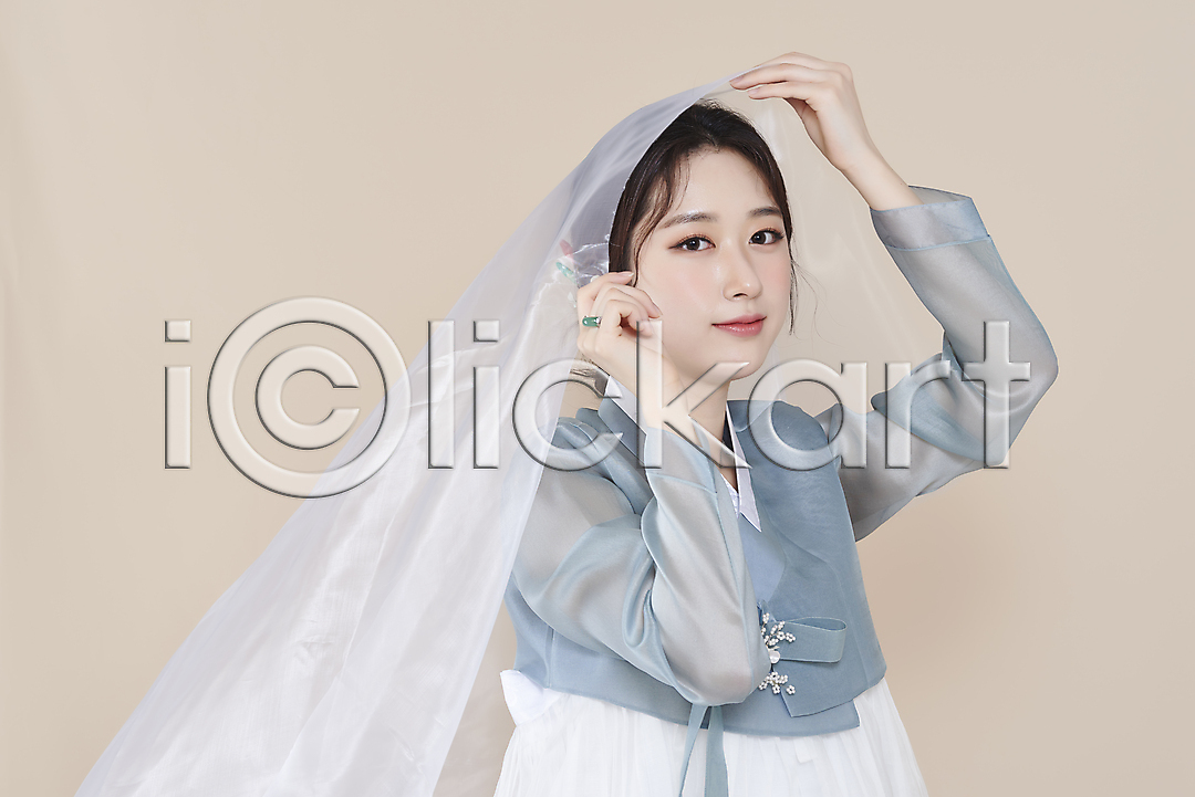 청순 20대 성인 성인여자한명만 여자 한국인 한명 옆모습 포토 국내포토 들기 베이지색배경 뷰티 상반신 스튜디오촬영 실내 응시 의료성형뷰티 저고리 차분 천(직물) 한복
