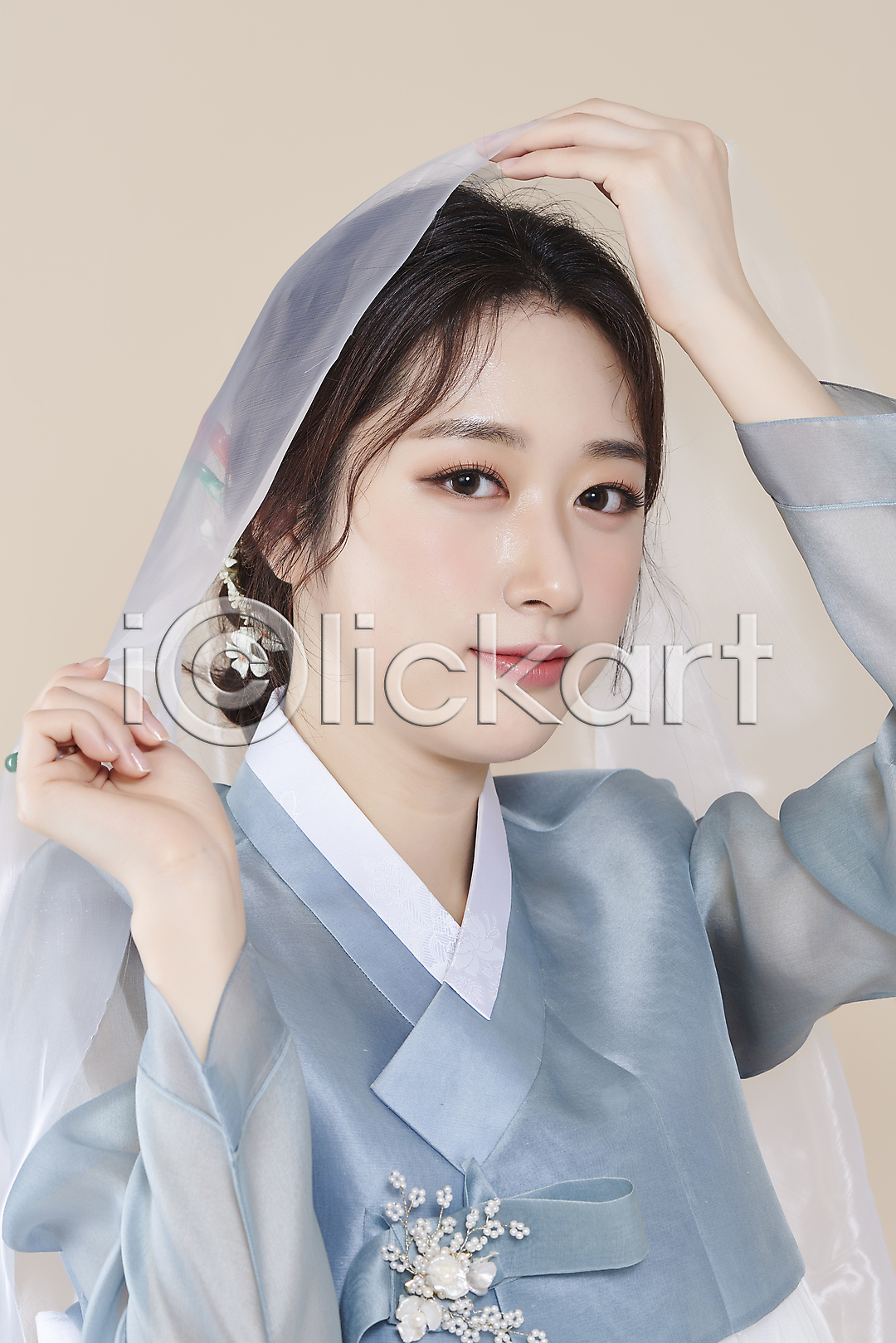 청순 20대 성인 성인여자한명만 여자 한국인 한명 옆모습 포토 국내포토 들기 베이지색배경 뷰티 상반신 스튜디오촬영 실내 응시 의료성형뷰티 저고리 차분 천(직물) 한복