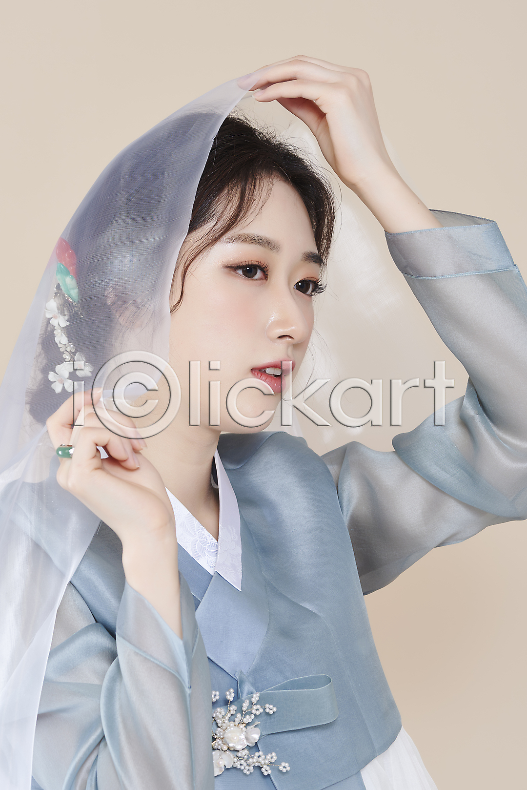 청순 20대 성인 성인여자한명만 여자 한국인 한명 옆모습 포토 국내포토 들기 베이지색배경 뷰티 상반신 스튜디오촬영 실내 응시 의료성형뷰티 저고리 차분 천(직물) 한복