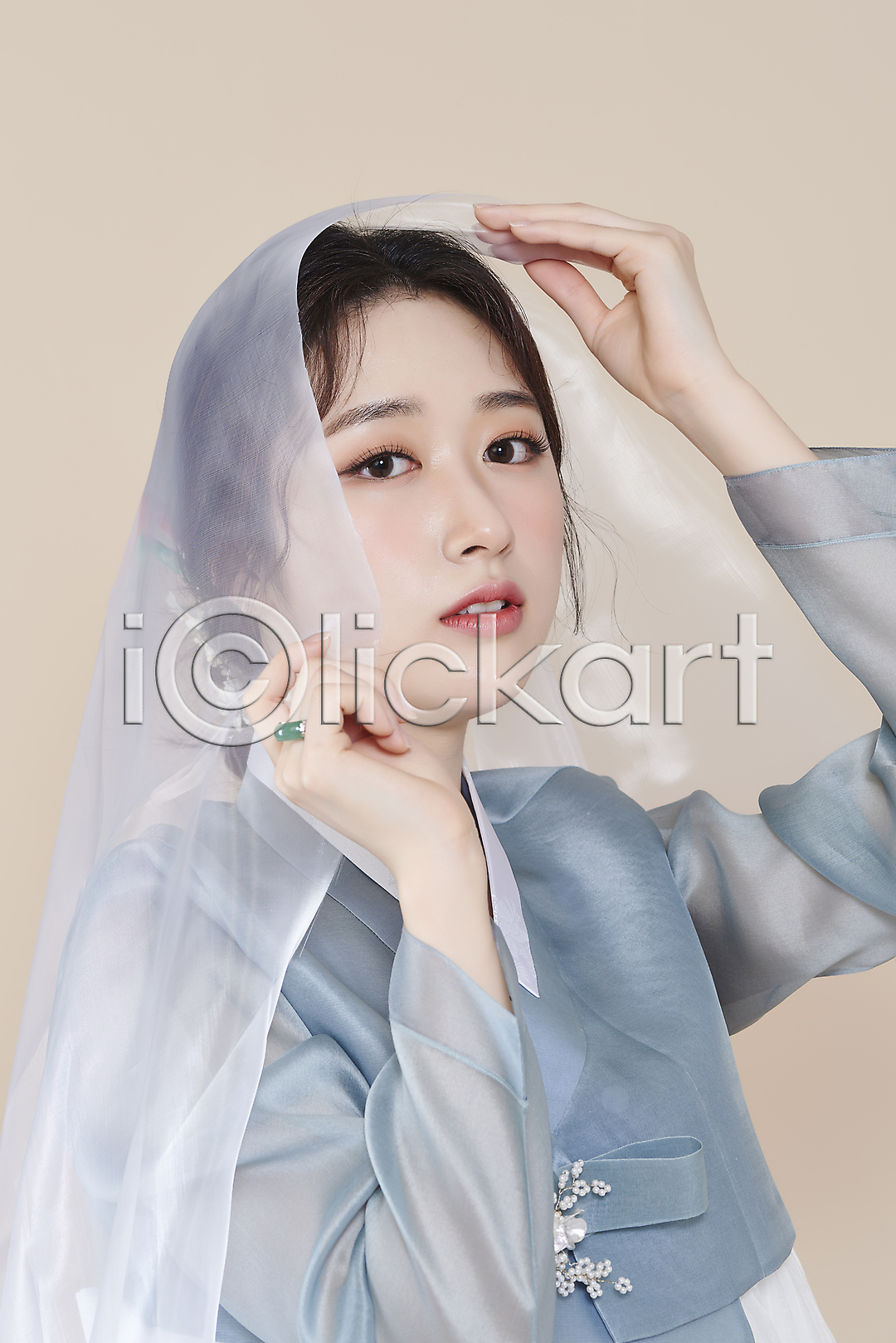 청순 20대 성인 성인여자한명만 여자 한국인 한명 옆모습 포토 국내포토 들기 베이지색배경 뷰티 상반신 스튜디오촬영 실내 응시 의료성형뷰티 저고리 차분 천(직물) 한복