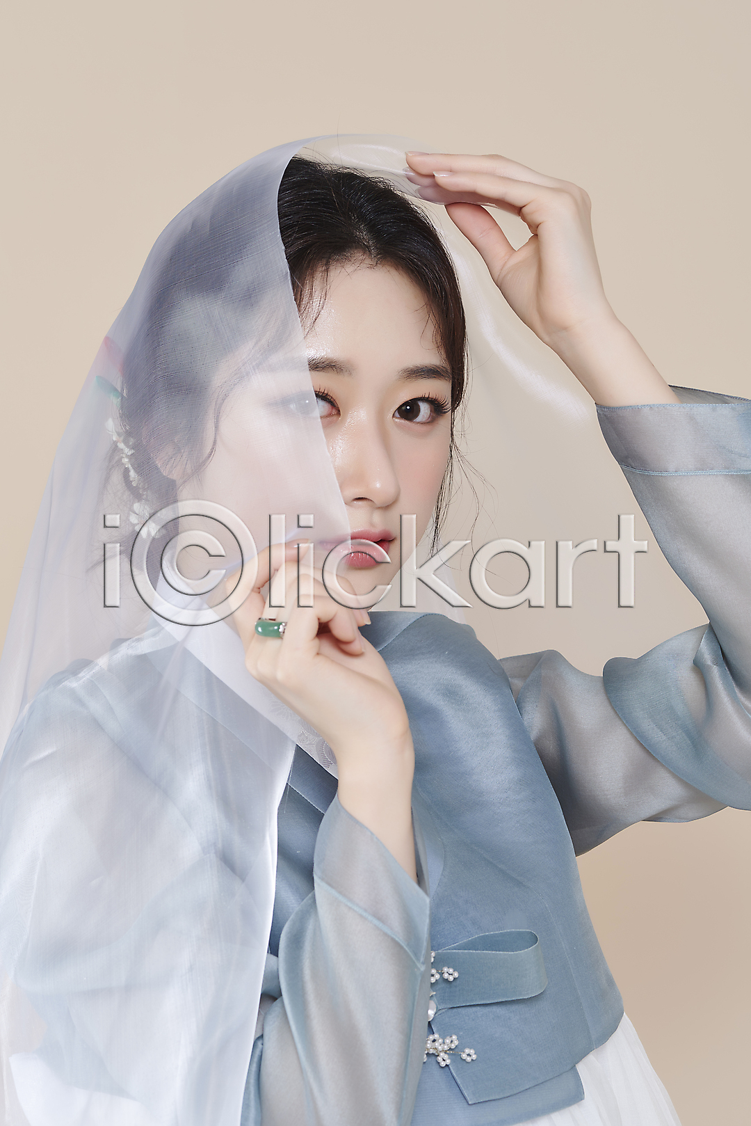 청순 20대 성인 성인여자한명만 여자 한국인 한명 옆모습 포토 국내포토 들기 베이지색배경 뷰티 상반신 스튜디오촬영 실내 응시 의료성형뷰티 저고리 차분 천(직물) 한복