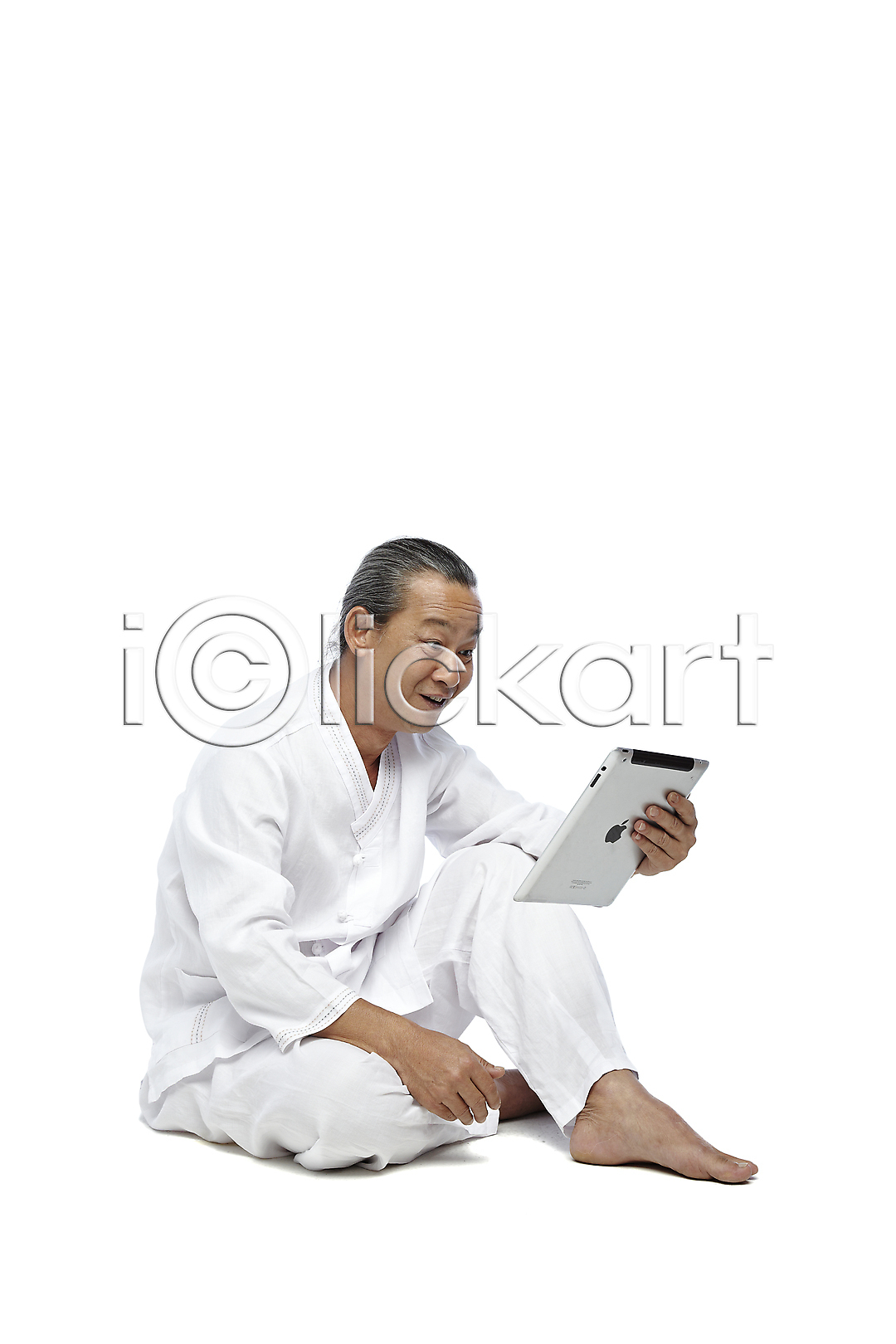 괴짜 60대 남자 남자만 남자한명만 노년 노인남자만 노인남자한명만 노인만 동양인 사람 외국인 한명 2012년태국 JPG 옆모습 포토 해외기획촬영 국내포토 놀람 누끼 들기 라이프스타일 맨발 모시 모시옷 미소(표정) 스튜디오촬영 실내 실버라이프 앉기 웃음 웹서핑 응시 전신 전통 전통의상 태블릿 할아버지