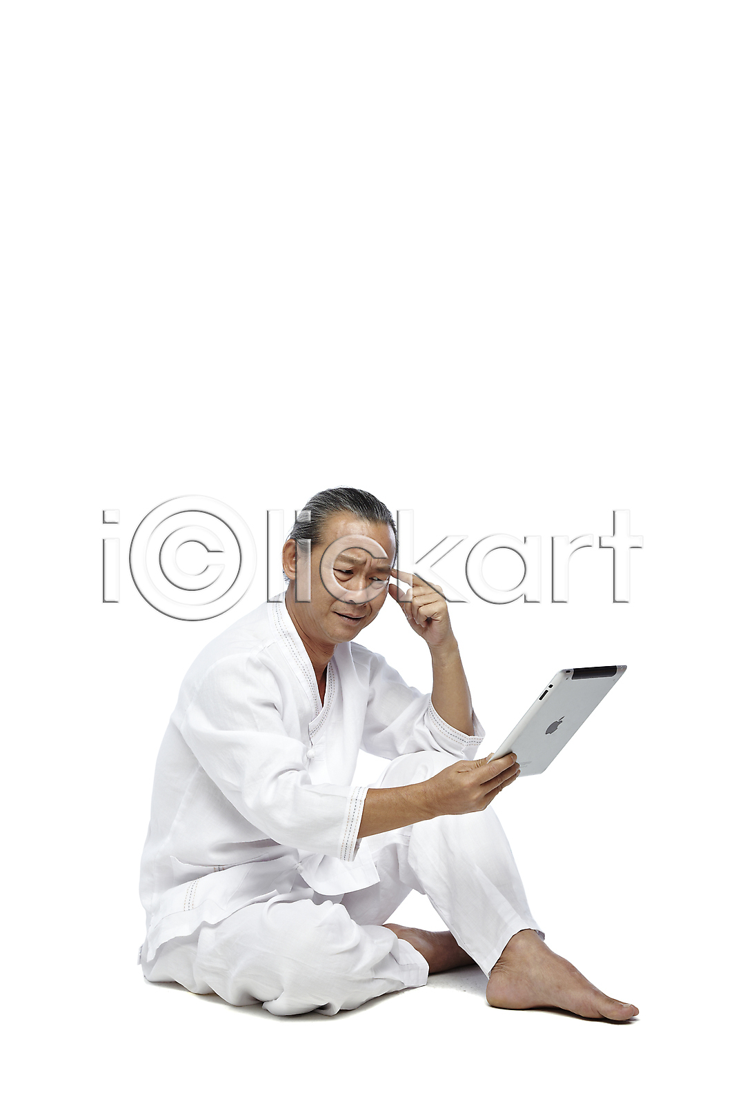 고민 괴짜 60대 남자 남자만 남자한명만 노년 노인남자만 노인남자한명만 노인만 동양인 사람 외국인 한명 2012년태국 JPG 옆모습 포토 해외기획촬영 국내포토 누끼 들기 라이프스타일 맨발 모시 모시옷 스튜디오촬영 실내 실버라이프 앉기 웹서핑 응시 전신 전통 전통의상 태블릿 할아버지