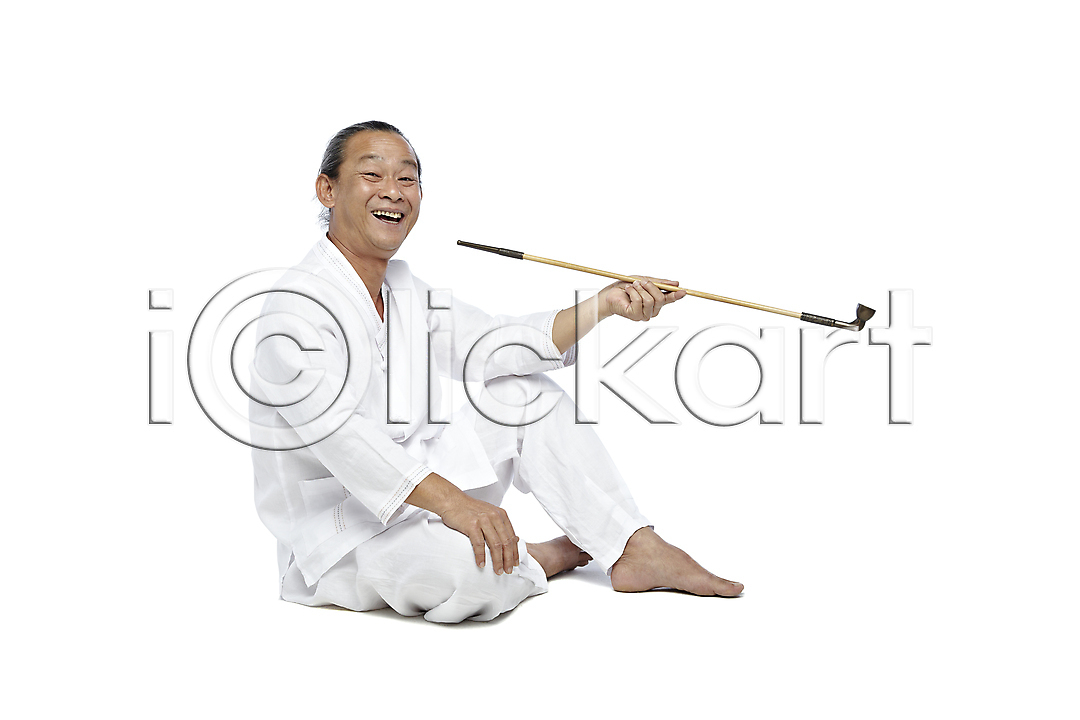 괴짜 60대 남자 남자만 남자한명만 노년 노인남자만 노인남자한명만 노인만 동양인 사람 외국인 한명 2012년태국 JPG 옆모습 포토 해외기획촬영 국내포토 누끼 담배 담뱃대 들기 라이프스타일 맨발 모시 모시옷 미소(표정) 스튜디오촬영 실내 실버라이프 앉기 웃음 전신 전통 전통의상 할아버지 흡연