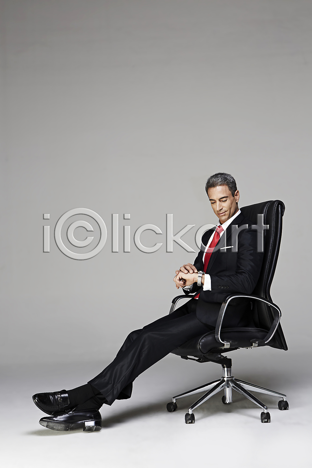 40대 남자 사람 서양인 중년 중년남자한명만 한명 2013년태국 JPG 옆모습 포토 해외기획촬영 CEO 국내포토 비즈니스 비즈니스라이프 비즈니스맨 사업가 손목시계 스튜디오촬영 시간 시계 실내 앉기 응시 의자 전신 정장 중년라이프