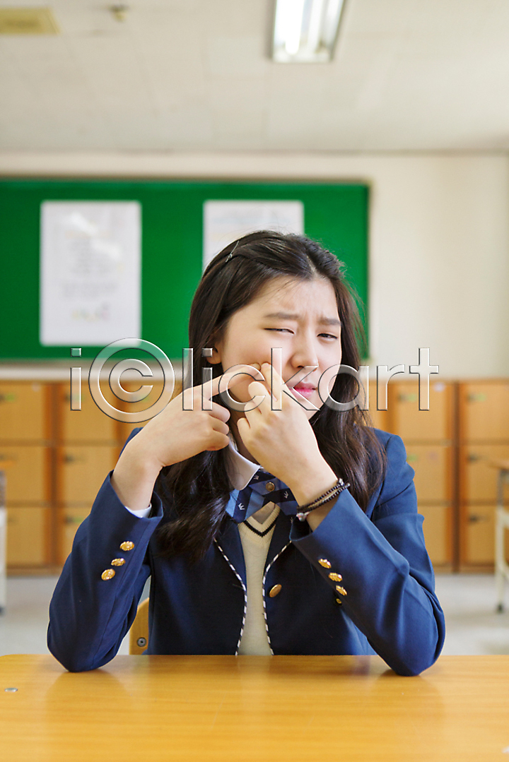 10대 고등학생 동양인 사람 십대만 십대여자만 십대여자한명만 여자 여자만 여자한명만 청소년 한국인 한명 JPG 아웃포커스 앞모습 포토 교복 교실 국내포토 뷰티 상반신 실내 앉기 여고생 여드름 여학생 주간 짜기 찡그림 책장 피부관리 학교 학생