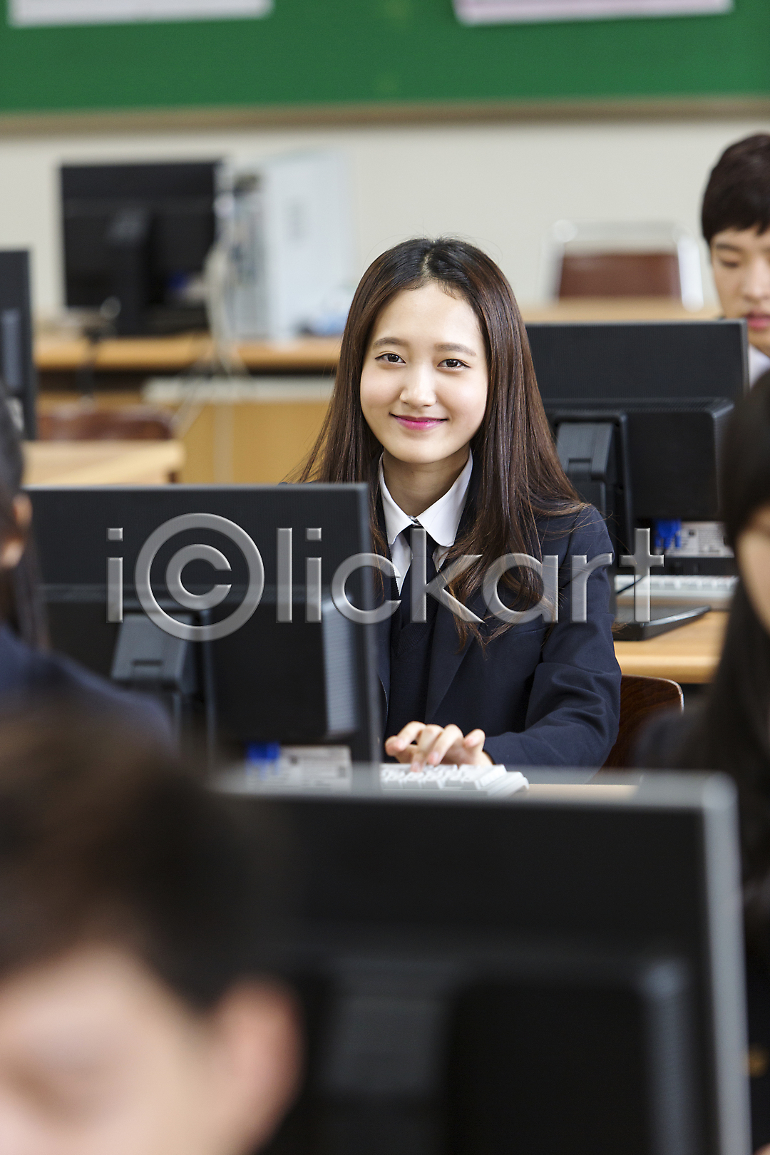 10대 고등학생 동양인 사람 십대만 십대여자만 십대여자한명만 여자 여자만 여자한명만 청소년 한국인 한명 JPG 아웃포커스 포토 교복 국내포토 상반신 실내 앉기 여학생 웃음 컴퓨터 컴퓨터실 학교 학생