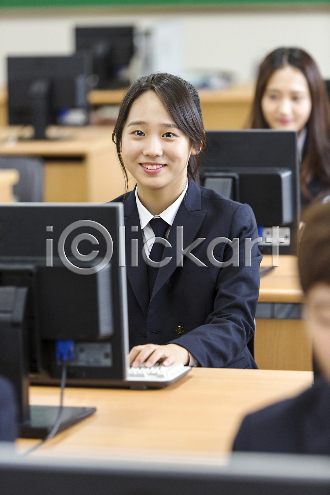 10대 고등학생 동양인 사람 세명 십대만 십대여자만 여자 여자만 청소년 한국인 JPG 포토 교복 국내포토 상반신 실내 앉기 여학생 웃음 컴퓨터 컴퓨터실 학교 학생