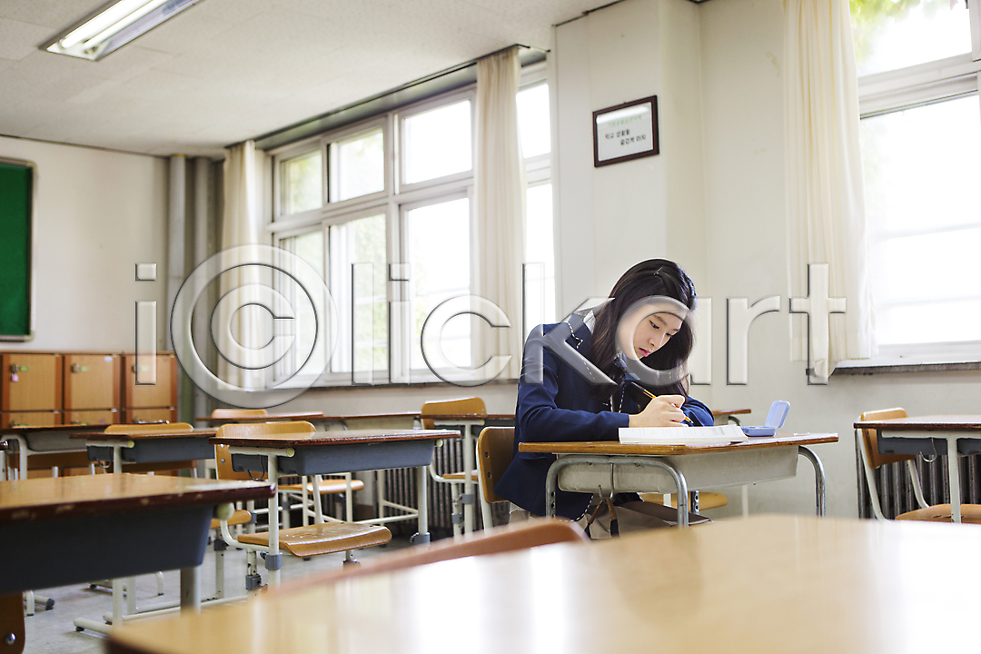 10대 고등학생 동양인 사람 십대만 십대여자만 십대여자한명만 여자 여자만 여자한명만 청소년 한국인 한명 JPG 포토 교복 교실 국내포토 들기 상반신 실내 앉기 여학생 의자 주간 책 책상 펜 학교 학생