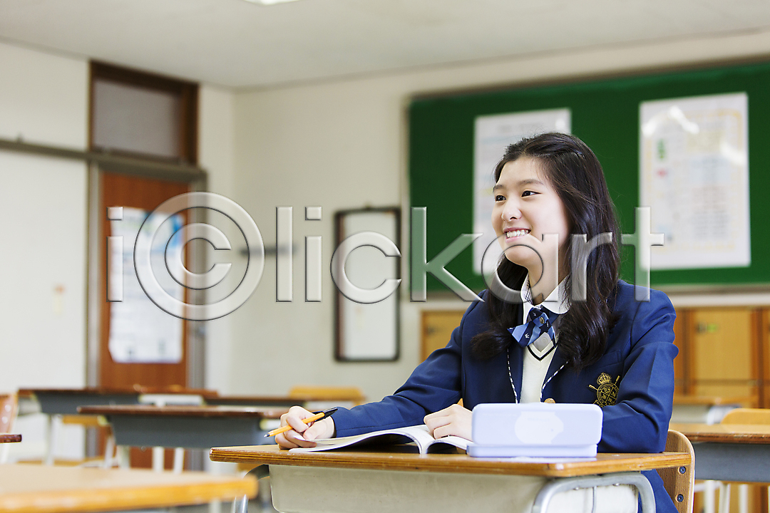 10대 고등학생 동양인 사람 십대만 십대여자만 십대여자한명만 여자 여자만 여자한명만 청소년 한국인 한명 JPG 아웃포커스 포토 교복 교실 국내포토 상반신 실내 앉기 여학생 웃음 책 책상 펜 필통 학교 학생