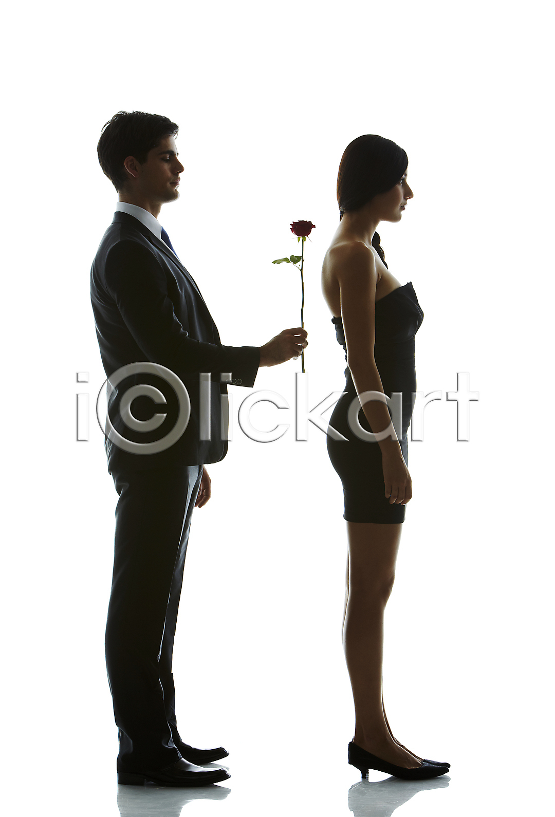 20대 남자 두명 백인 사람 서양인 성인 성인만 여자 외국인 청년 청년만 2013년태국 JPG 실루엣 옆모습 포토 해외기획촬영 국내포토 데이트 모션 서기 스튜디오촬영 실내 역광 장미 전신 정장 주기 커플