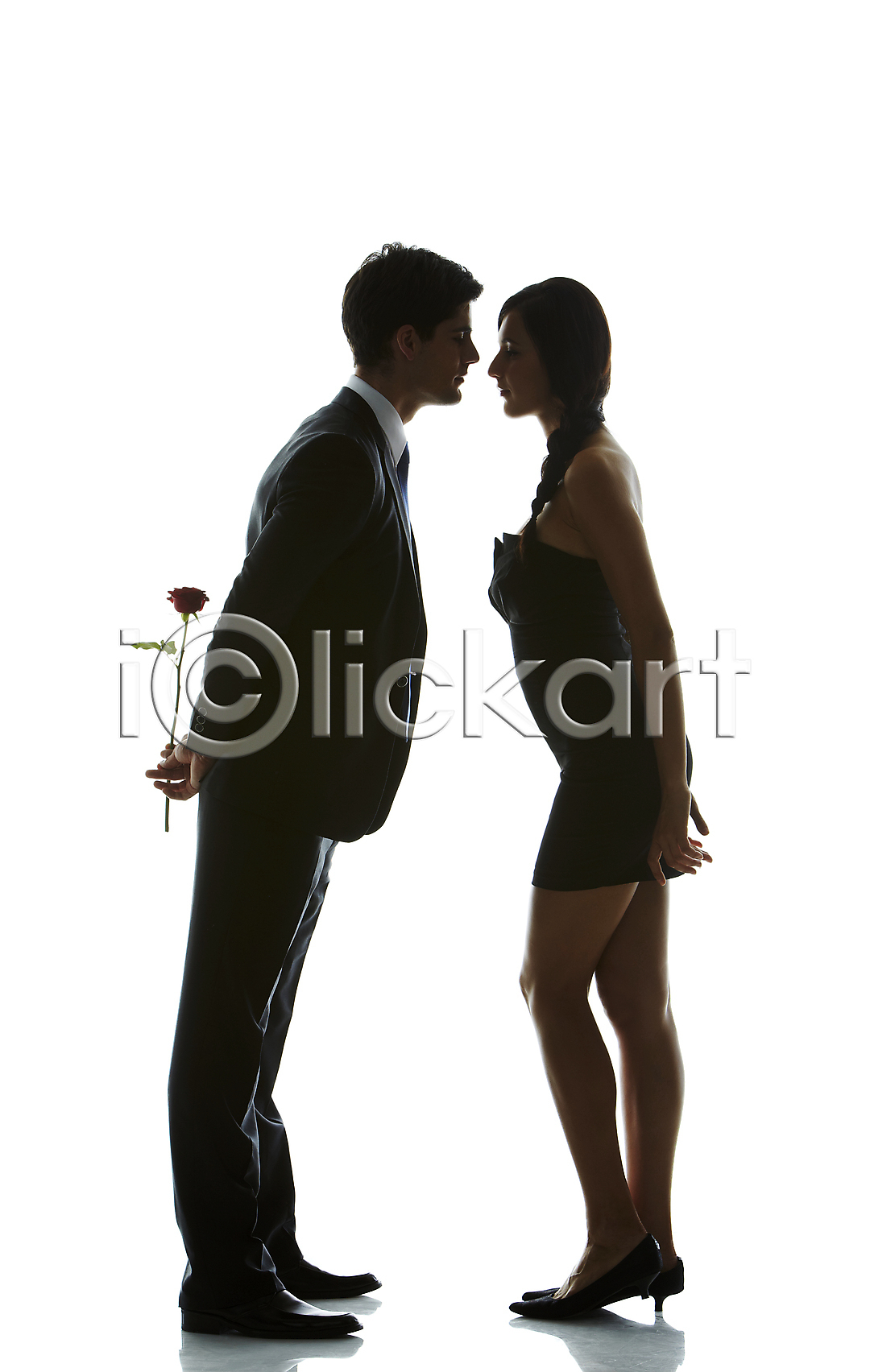 20대 남자 두명 백인 사람 서양인 성인 성인만 여자 외국인 청년 청년만 2013년태국 JPG 실루엣 옆모습 포토 해외기획촬영 국내포토 데이트 모션 서기 스튜디오촬영 실내 역광 장미 전신 정장 직장인 커플