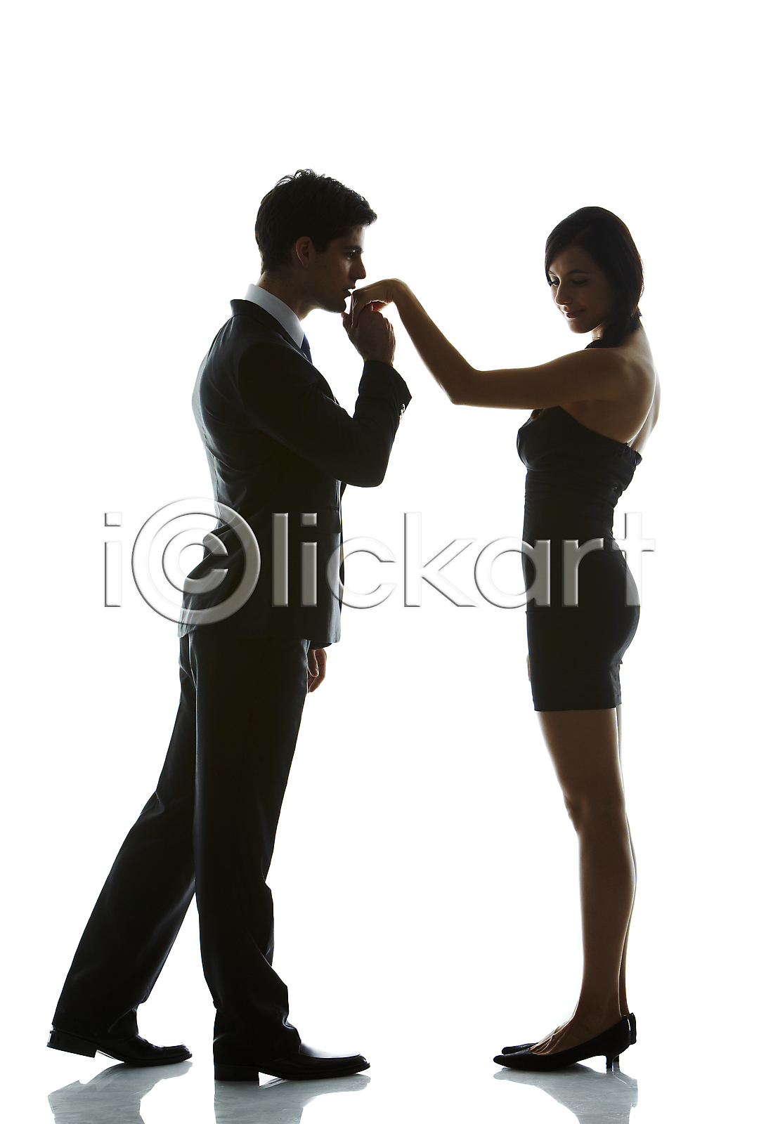 20대 남자 두명 백인 사람 서양인 성인 성인만 여자 외국인 청년 청년만 2013년태국 JPG 실루엣 옆모습 포토 해외기획촬영 국내포토 데이트 모션 서기 손등키스 스튜디오촬영 실내 역광 전신 정장 직장인 커플 프로포즈