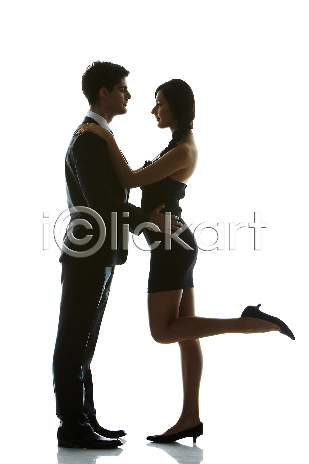 20대 남자 두명 백인 사람 서양인 성인 성인만 여자 외국인 청년 청년만 2013년태국 JPG 실루엣 옆모습 포토 해외기획촬영 국내포토 다리들기 모션 서기 스튜디오촬영 실내 역광 전신 정장 직장인 커플 허리손