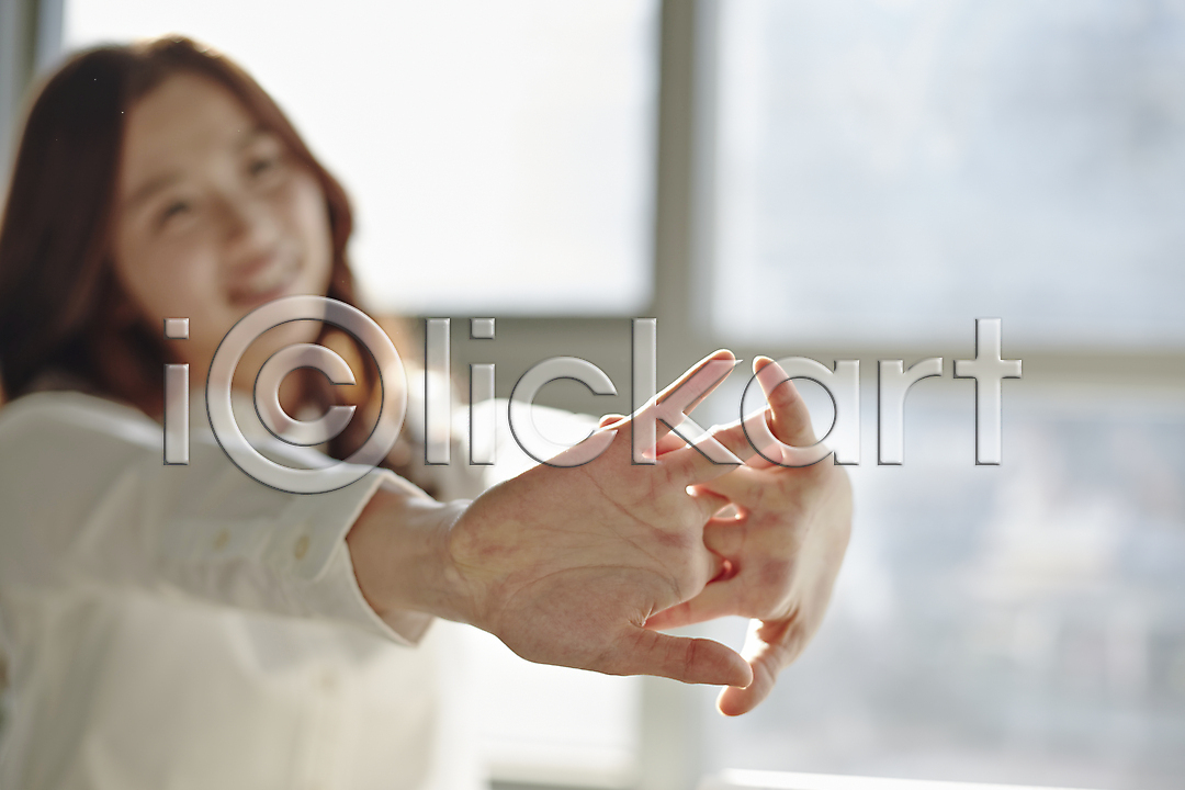 열정 20대 동양인 사람 성인 성인만 성인여자만 성인여자한명만 성인한명만 여자 여자만 여자한명만 청년만 청년여자만 청년여자한명만 한국인 한명 JPG 아웃포커스 앞모습 포토 강의실 국내포토 기지개 대학생 대학생라이프 라이프스타일 모션 미소(표정) 상반신 손짓 실내 앉기 창문 캐주얼