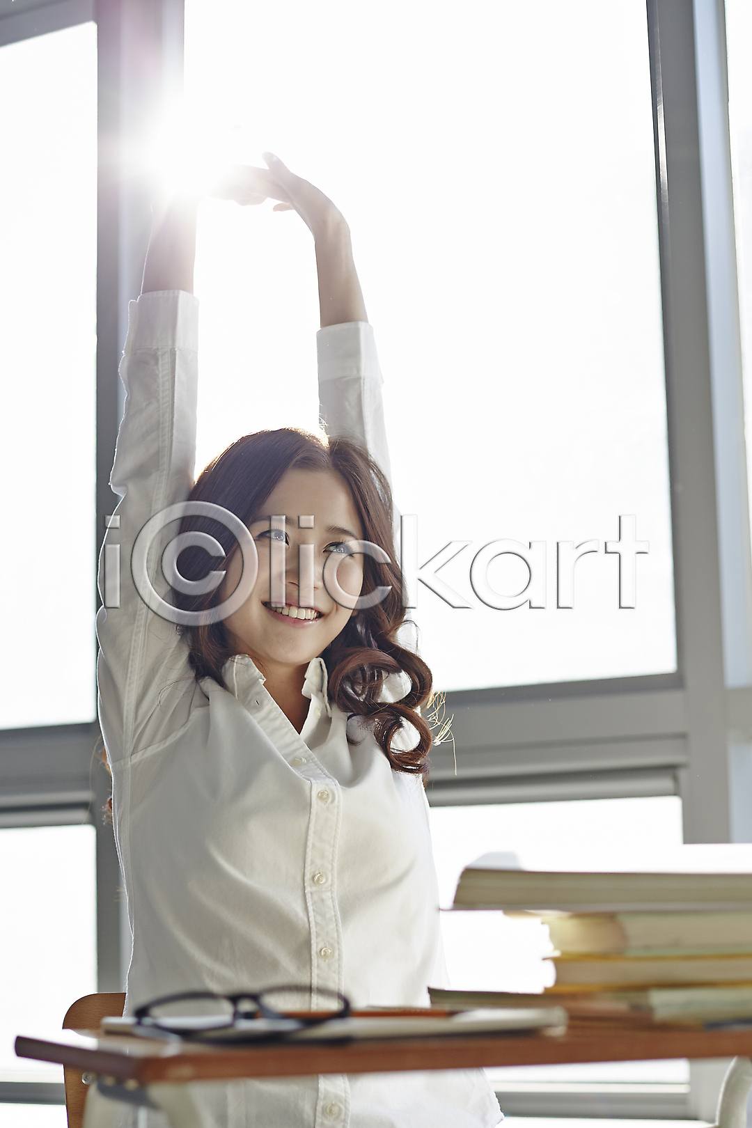 열정 20대 동양인 사람 성인 성인만 성인여자만 성인여자한명만 성인한명만 여자 여자만 여자한명만 청년만 청년여자만 청년여자한명만 한국인 한명 JPG 앞모습 포토 강의실 국내포토 기지개 대학생 대학생라이프 라이프스타일 모션 미소(표정) 상반신 손짓 실내 안경 앉기 의자 창문 책 책상 캐주얼 햇빛