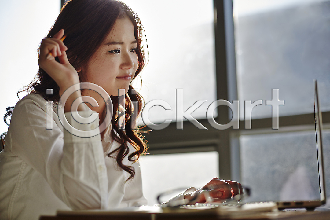 열정 20대 동양인 사람 성인 성인만 성인여자만 성인여자한명만 성인한명만 여자 여자만 여자한명만 청년만 청년여자만 청년여자한명만 한국인 한명 JPG 옆모습 포토 강의실 국내포토 노트북 대학생 대학생라이프 라이프스타일 모션 상반신 손짓 실내 앉기 창문 책상 캐주얼
