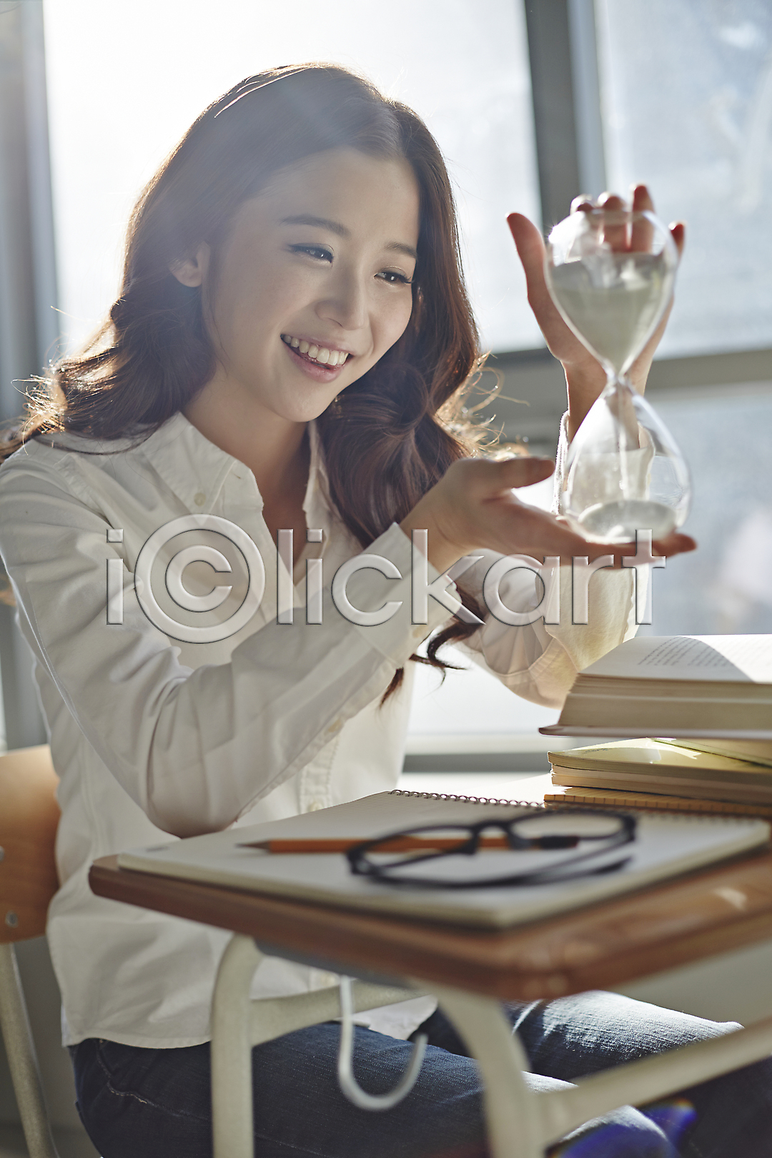열정 20대 동양인 사람 성인 성인만 성인여자만 성인여자한명만 성인한명만 여자 여자만 여자한명만 청년만 청년여자만 청년여자한명만 한국인 한명 JPG 옆모습 포토 강의실 국내포토 대학생 대학생라이프 들기 라이프스타일 모래시계 모션 미소(표정) 상반신 실내 안경 앉기 의자 창문 책 책상 캐주얼