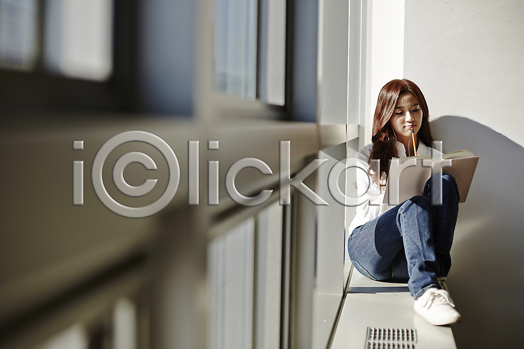열정 20대 동양인 사람 성인 성인만 성인여자만 성인여자한명만 성인한명만 여자 여자만 여자한명만 청년만 청년여자만 청년여자한명만 한국인 한명 JPG 앞모습 포토 강의실 국내포토 대학생 대학생라이프 들기 라이프스타일 모션 실내 앉기 연필 전신 창문 창틀 책 캐주얼