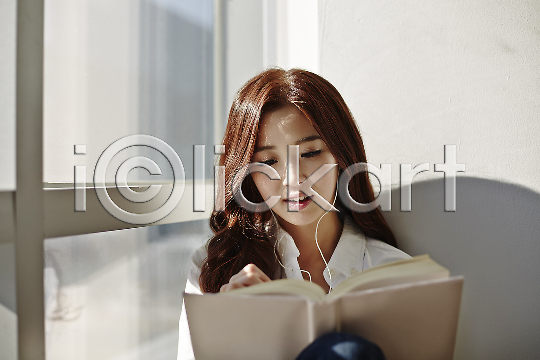 열정 20대 동양인 사람 성인 성인만 성인여자만 성인여자한명만 성인한명만 여자 여자만 여자한명만 청년만 청년여자만 청년여자한명만 한국인 한명 JPG 앞모습 포토 강의실 국내포토 대학생 대학생라이프 듣기 라이프스타일 모션 미소(표정) 실내 앉기 음악 이어폰 창문 창틀 책 캐주얼