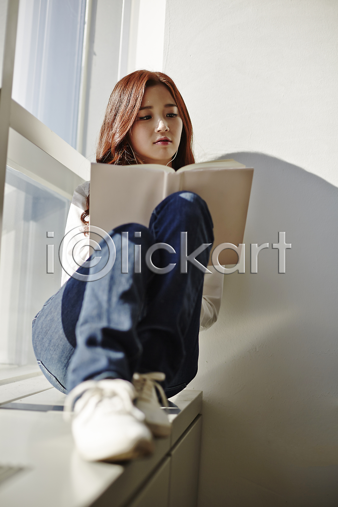 열정 20대 동양인 사람 성인 성인만 성인여자만 성인여자한명만 성인한명만 여자 여자만 여자한명만 청년만 청년여자만 청년여자한명만 한국인 한명 JPG 앞모습 포토 강의실 국내포토 대학생 대학생라이프 들기 라이프스타일 모션 실내 앉기 음악 이어폰 전신 창문 창틀 책 캐주얼