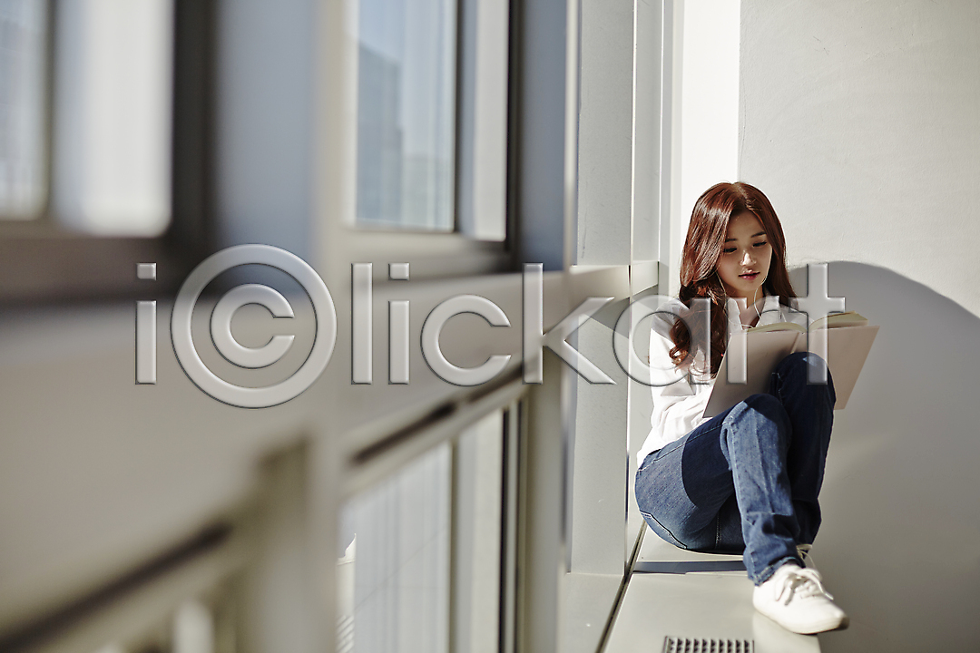 열정 20대 동양인 사람 성인 성인만 성인여자만 성인여자한명만 성인한명만 여자 여자만 여자한명만 청년만 청년여자만 청년여자한명만 한국인 한명 JPG 앞모습 포토 강의실 국내포토 대학생 대학생라이프 라이프스타일 모션 실내 앉기 전신 창문 창틀 책 캐주얼