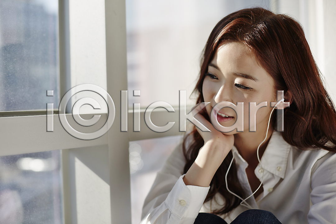 열정 20대 동양인 사람 성인 성인만 성인여자만 성인여자한명만 성인한명만 여자 여자만 여자한명만 청년만 청년여자만 청년여자한명만 한국인 한명 JPG 옆모습 포토 강의실 국내포토 대학생 대학생라이프 듣기 라이프스타일 모션 미소(표정) 상반신 손짓 실내 앉기 음악 이어폰 창가 창문 캐주얼 턱괴기