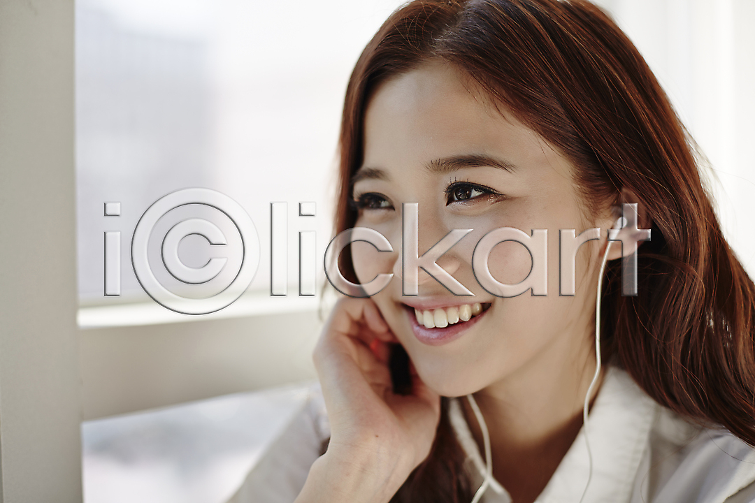 열정 20대 동양인 사람 성인 성인만 성인여자만 성인여자한명만 성인한명만 신체부위 여자 여자만 여자한명만 청년만 청년여자만 청년여자한명만 한국인 한명 JPG 포토 강의실 국내포토 대학생 대학생라이프 듣기 라이프스타일 모션 미소(표정) 상반신 손짓 실내 앉기 얼굴 음악 이어폰 창가 창문 창틀 캐주얼