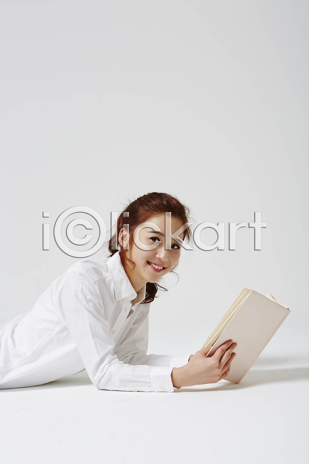 20대 동양인 사람 성인 성인만 성인여자만 성인여자한명만 성인한명만 여자 여자만 여자한명만 청년만 청년여자만 청년여자한명만 한국인 한명 JPG 옆모습 포토 국내포토 대학생 대학생라이프 독서 라이프스타일 모션 미소(표정) 상반신 스튜디오촬영 실내 엎드리기 읽기 책 캐주얼