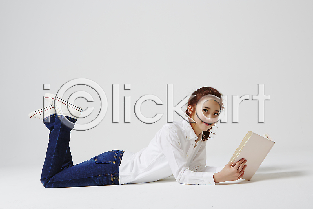 20대 동양인 사람 성인 성인만 성인여자만 성인여자한명만 성인한명만 여자 여자만 여자한명만 청년만 청년여자만 청년여자한명만 한국인 한명 JPG 옆모습 포토 국내포토 다리들기 대학생 대학생라이프 독서 들기 라이프스타일 모션 미소(표정) 스튜디오촬영 실내 엎드리기 읽기 전신 책 캐주얼