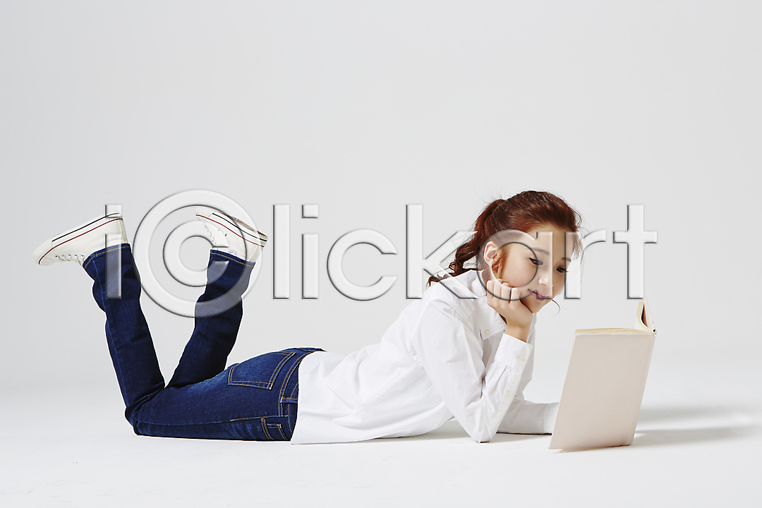 20대 동양인 사람 성인 성인만 성인여자만 성인여자한명만 성인한명만 여자 여자만 여자한명만 청년만 청년여자만 청년여자한명만 한국인 한명 JPG 옆모습 포토 국내포토 다리들기 대학생 대학생라이프 독서 들기 라이프스타일 모션 스튜디오촬영 실내 엎드리기 읽기 전신 책 캐주얼 턱괴기