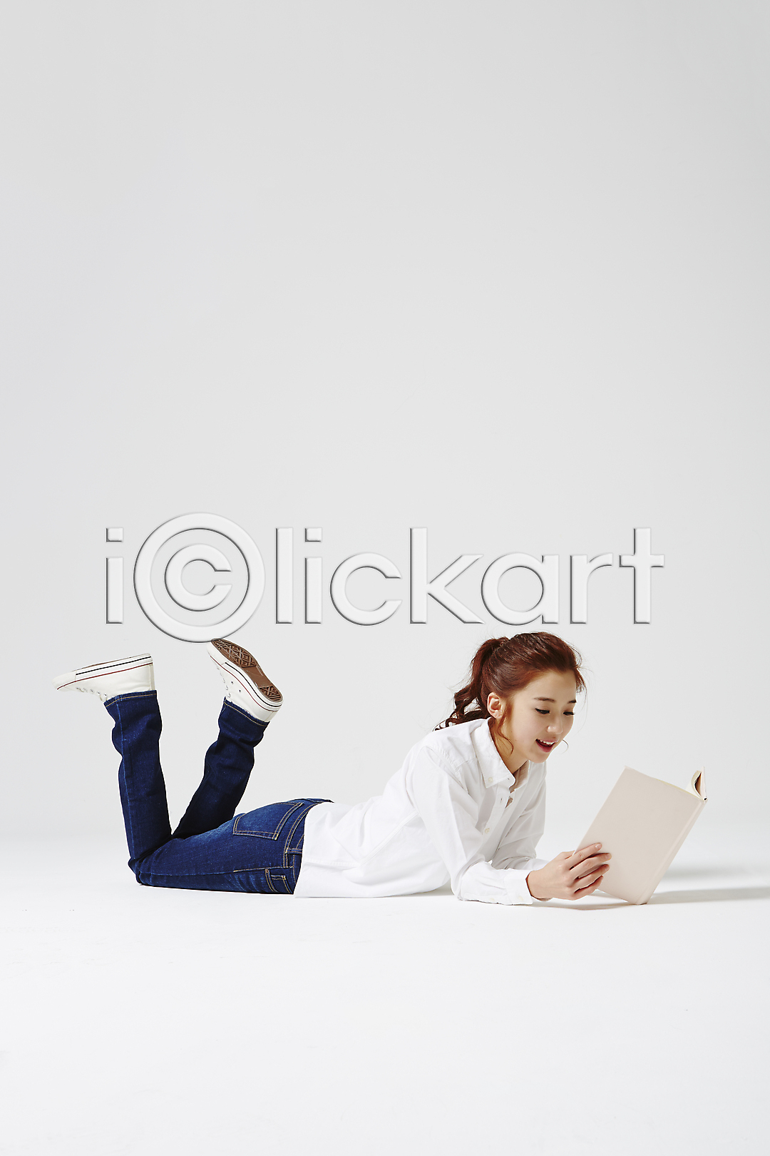 20대 동양인 사람 성인 성인만 성인여자만 성인여자한명만 성인한명만 여자 여자만 여자한명만 청년만 청년여자만 청년여자한명만 한국인 한명 JPG 옆모습 포토 국내포토 다리들기 대학생 대학생라이프 독서 들기 라이프스타일 모션 미소(표정) 스튜디오촬영 실내 엎드리기 읽기 전신 책 캐주얼