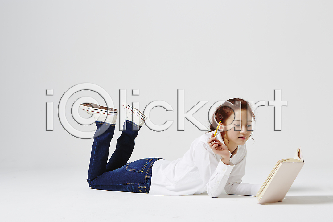 20대 동양인 사람 성인 성인만 성인여자만 성인여자한명만 성인한명만 여자 여자만 여자한명만 청년만 청년여자만 청년여자한명만 한국인 한명 JPG 옆모습 포토 국내포토 다리들기 대학생 대학생라이프 독서 들기 라이프스타일 모션 미소(표정) 스튜디오촬영 실내 엎드리기 연필 읽기 전신 책 캐주얼