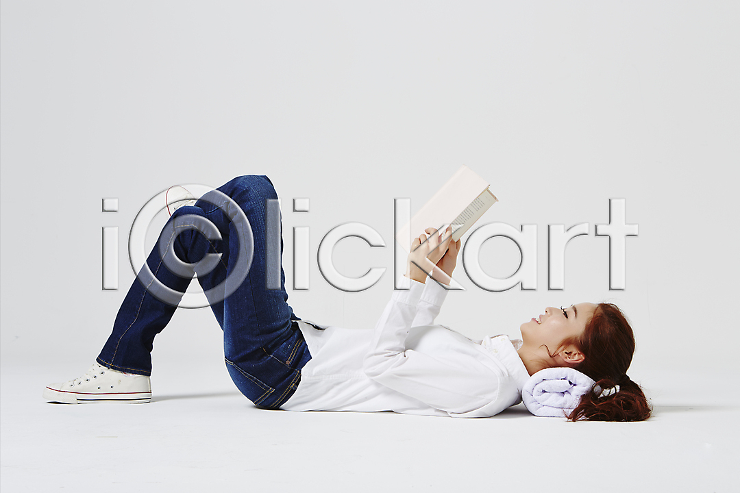 20대 동양인 사람 성인 성인만 성인여자만 성인여자한명만 성인한명만 여자 여자만 여자한명만 청년만 청년여자만 청년여자한명만 한국인 한명 JPG 옆모습 포토 국내포토 눕기 다리꼬기 대학생 대학생라이프 독서 들기 라이프스타일 모션 스튜디오촬영 실내 읽기 전신 책 캐주얼