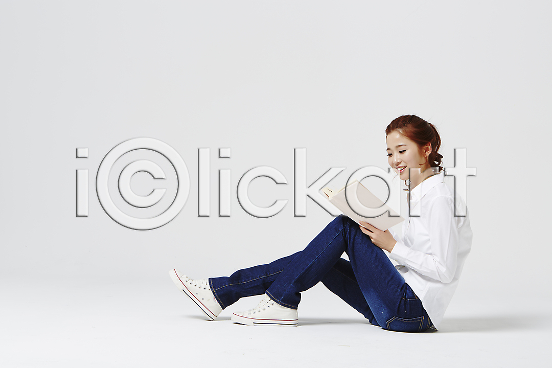 20대 동양인 사람 성인 성인만 성인여자만 성인여자한명만 성인한명만 여자 여자만 여자한명만 청년만 청년여자만 청년여자한명만 한국인 한명 JPG 옆모습 포토 국내포토 대학생 대학생라이프 독서 들기 라이프스타일 모션 미소(표정) 스튜디오촬영 실내 앉기 읽기 전신 책 캐주얼