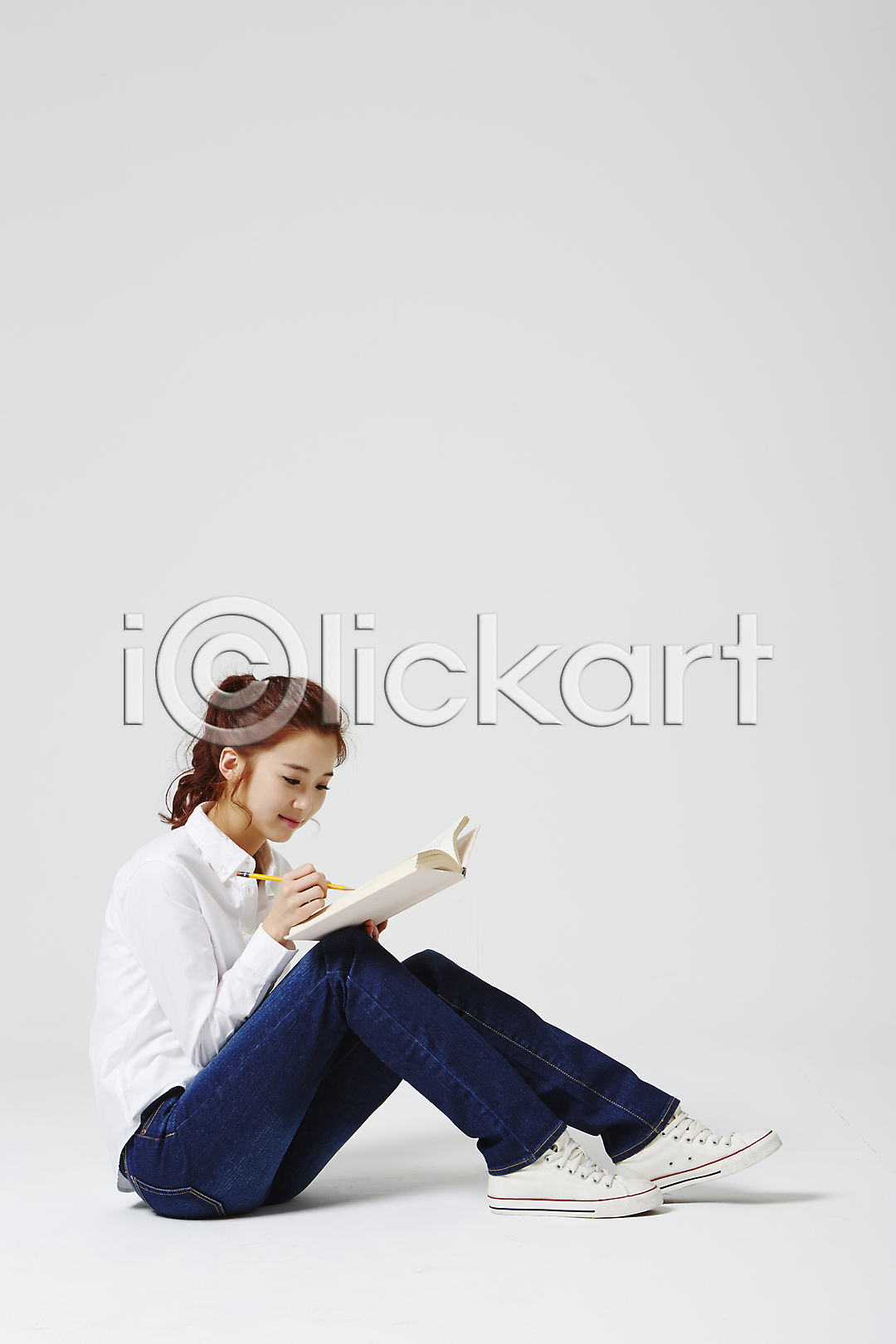 20대 동양인 사람 성인 성인만 성인여자만 성인여자한명만 성인한명만 여자 여자만 여자한명만 청년만 청년여자만 청년여자한명만 한국인 한명 JPG 옆모습 포토 국내포토 대학생 대학생라이프 독서 들기 라이프스타일 모션 스튜디오촬영 실내 앉기 연필 읽기 전신 책 캐주얼
