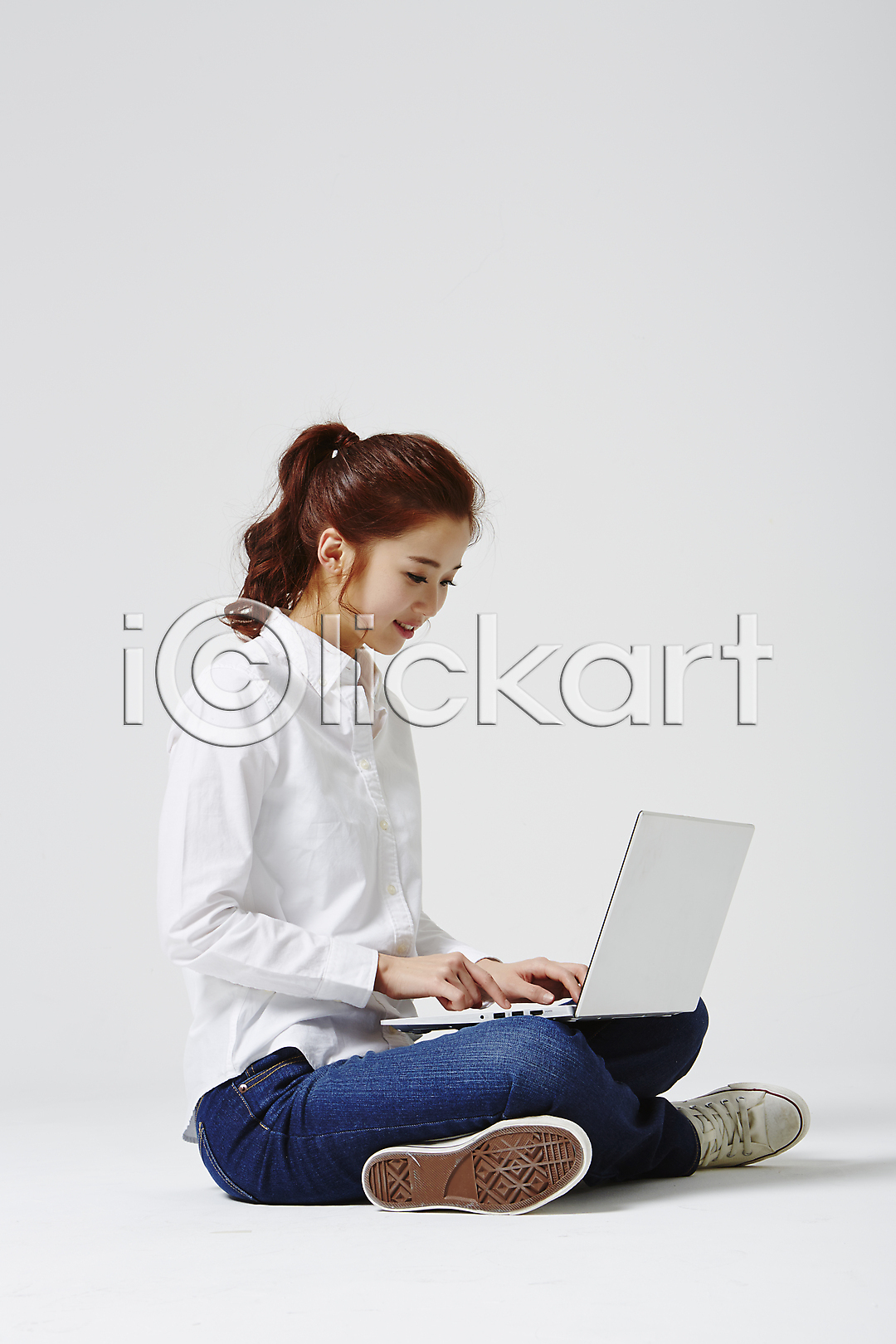 20대 동양인 사람 성인 성인만 성인여자만 성인여자한명만 성인한명만 여자 여자만 여자한명만 청년만 청년여자만 청년여자한명만 한국인 한명 JPG 옆모습 포토 국내포토 노트북 대학생 대학생라이프 들기 라이프스타일 모션 스튜디오촬영 실내 앉기 웹서핑 전신