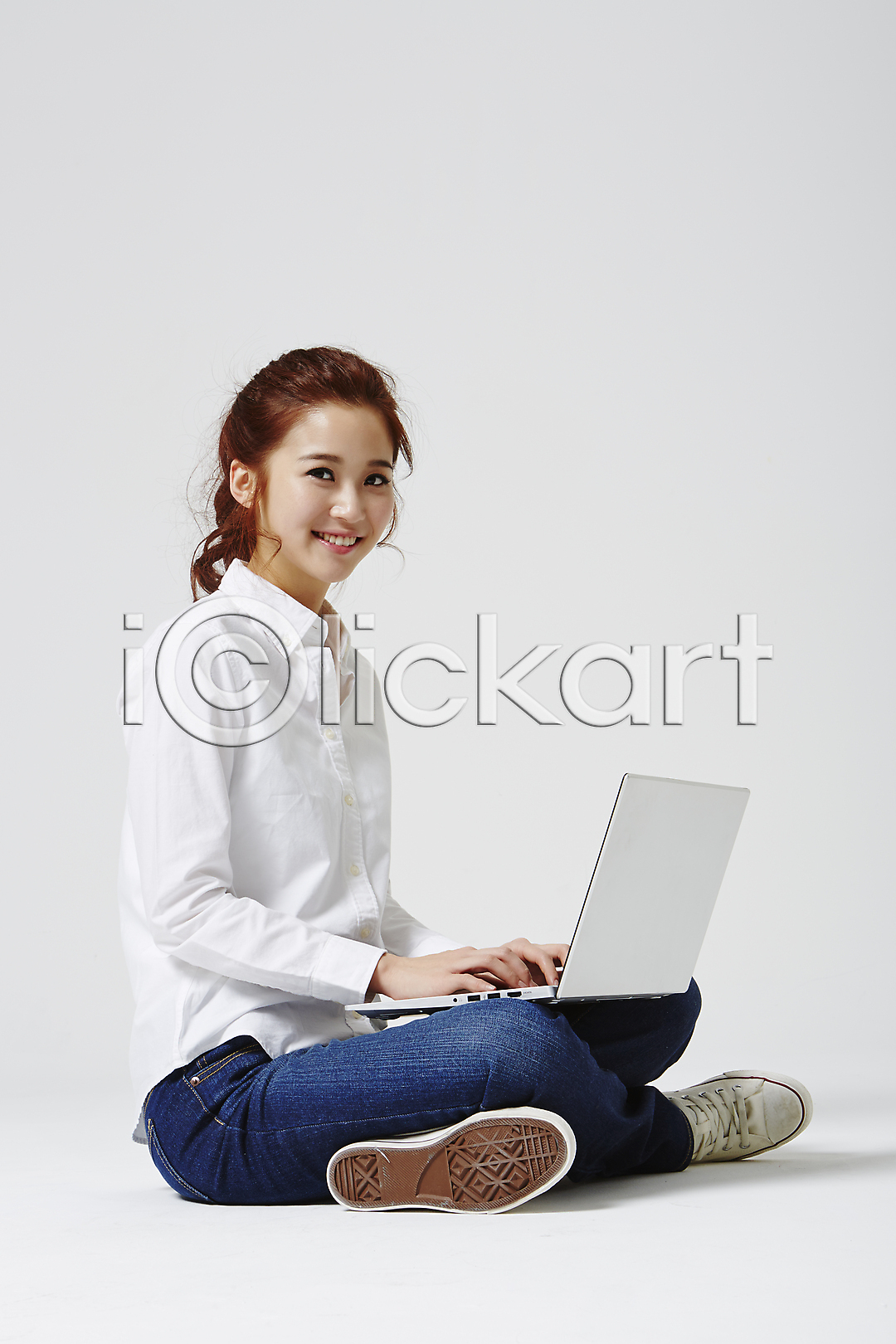 20대 동양인 사람 성인 성인만 성인여자만 성인여자한명만 성인한명만 여자 여자만 여자한명만 청년만 청년여자만 청년여자한명만 한국인 한명 JPG 옆모습 포토 국내포토 노트북 대학생 대학생라이프 들기 라이프스타일 모션 미소(표정) 스튜디오촬영 실내 앉기 웹서핑 전신 캐주얼