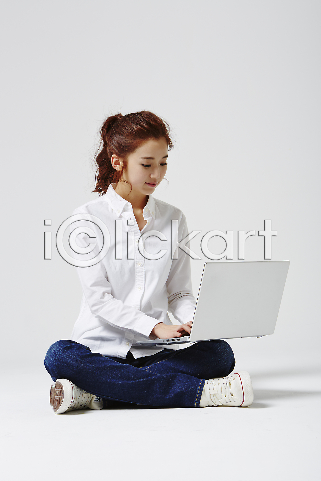 20대 동양인 사람 성인 성인만 성인여자만 성인여자한명만 성인한명만 여자 여자만 여자한명만 청년만 청년여자만 청년여자한명만 한국인 한명 JPG 앞모습 포토 국내포토 노트북 대학생 대학생라이프 들기 라이프스타일 모션 스튜디오촬영 실내 앉기 웹서핑 전신 캐주얼