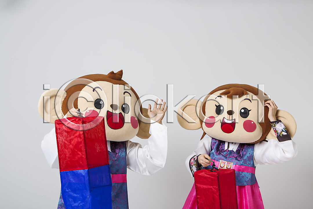 20대 남자 두명 성인 성인만 여자 청년만 한국인 JPG 앞모습 포토 국내포토 동물탈 들기 미소(표정) 상반신 서기 손짓 스튜디오촬영 실내 웃음 원숭이 원숭이머리 원숭이캐릭터 인형탈 장난 청사초롱 커플 한복
